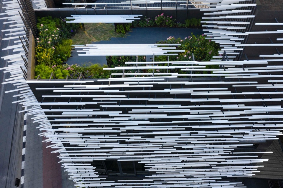 An aerial view shows the site s surroundings and the overall look of the architecture ©W Workspace