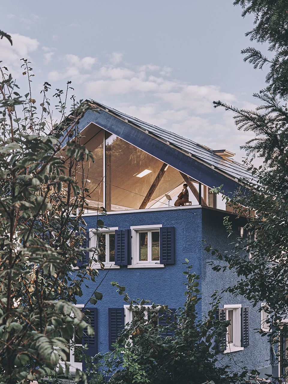house with a flying roof by lorenz bachmann architect