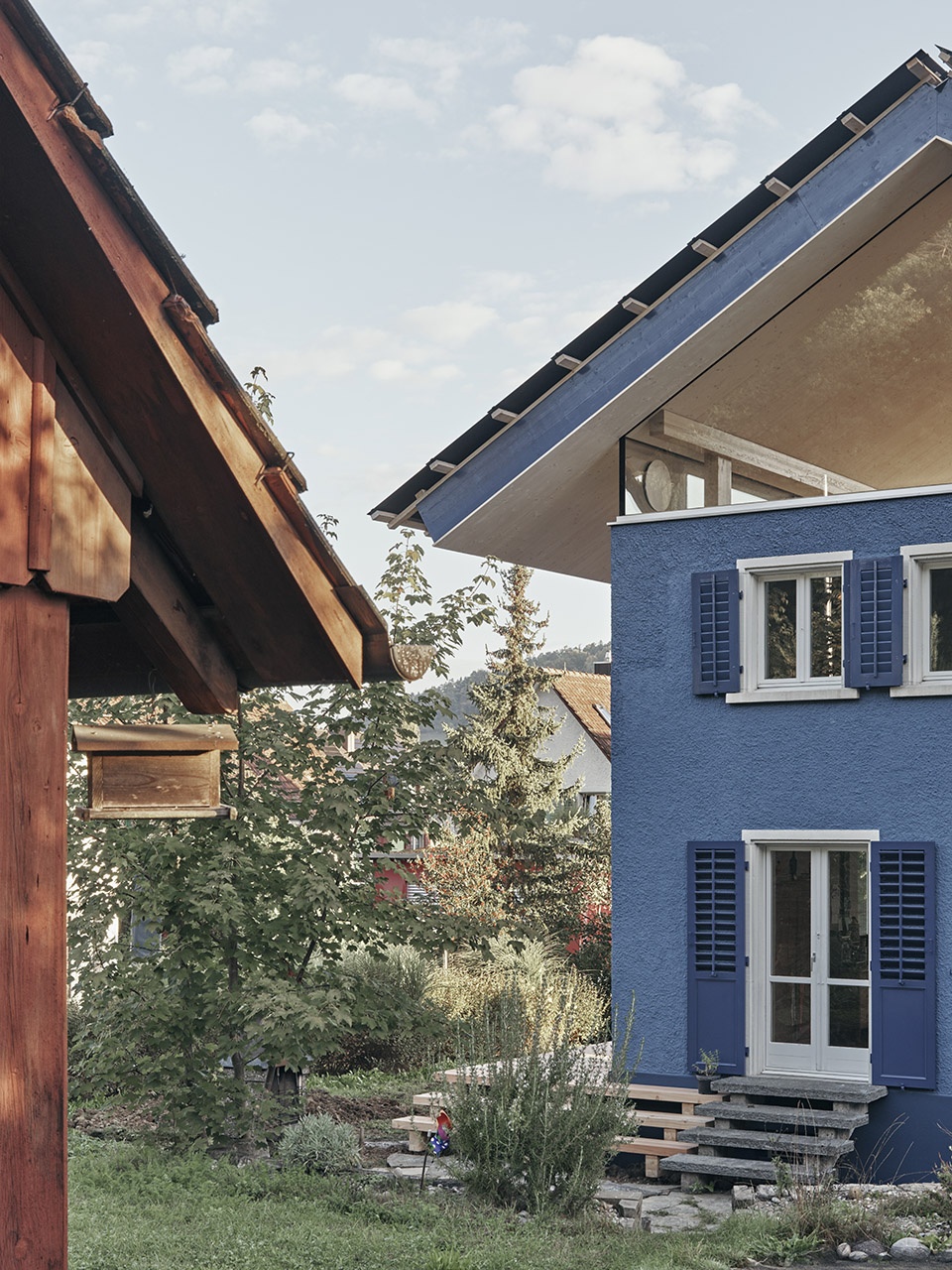 house with a flying roof by lorenz bachmann architect