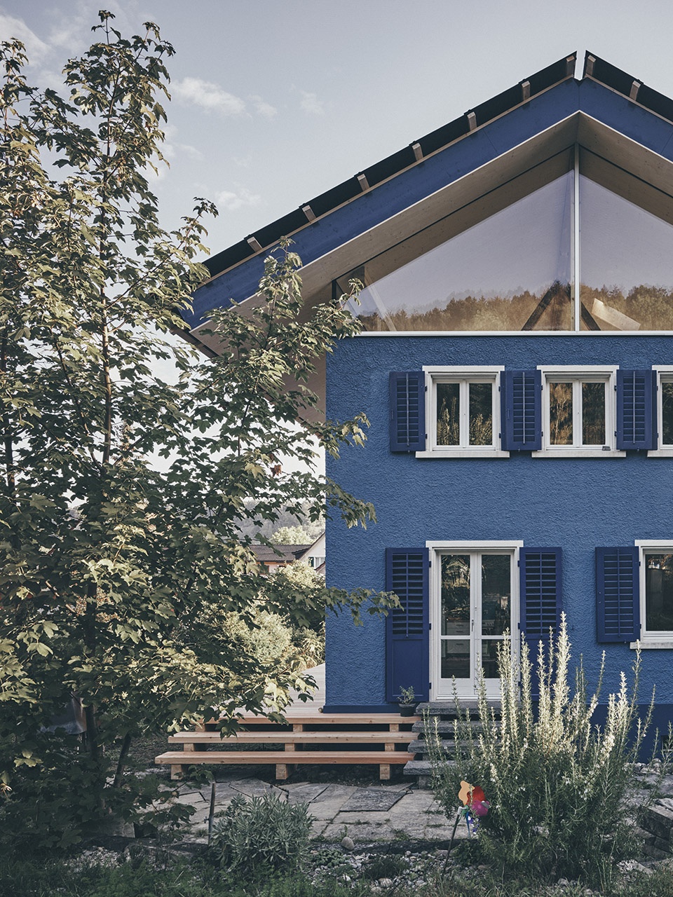 house with a flying roof by lorenz bachmann architect