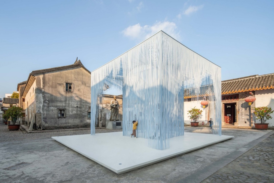 The children play hide and seek in the new architecture ©️Yu Bai