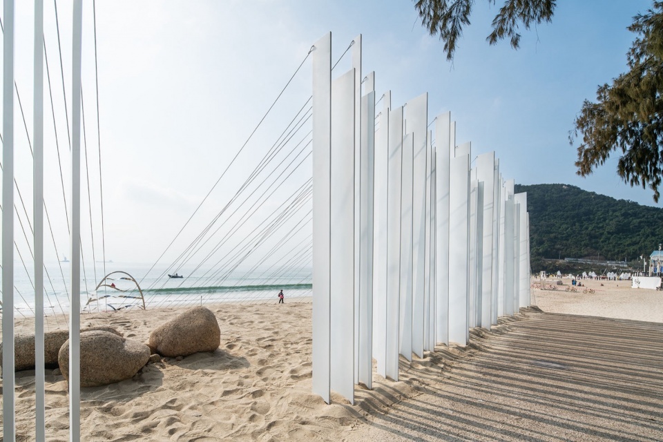 Harmony of sand dunes and steel plates underwent anodic oxidation © Yu Bai