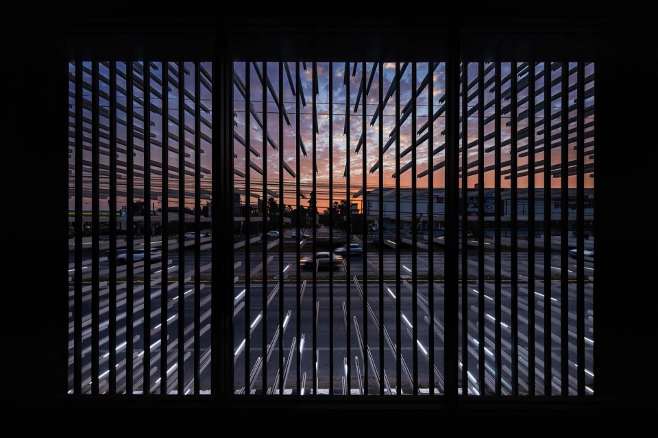 View from the exhibition space toward the outside ©W Workspace