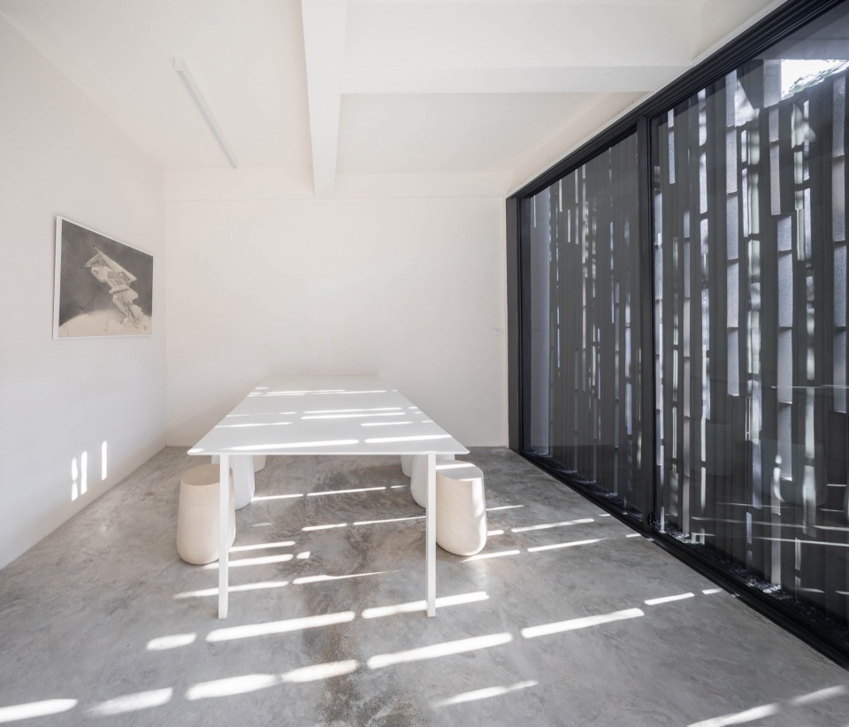 Curved holes of different sizes introduce natural wind and replace the indoor air conditioning