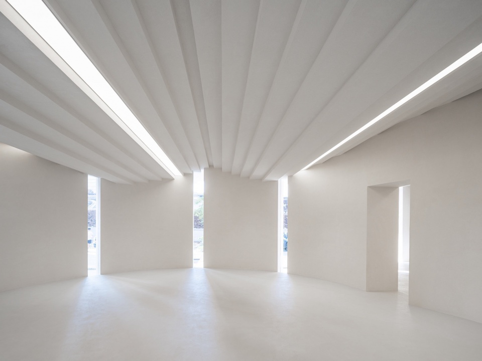 The ceiling and wall lights create a uniquely spiritual and timeless space ©Fangfang Tian