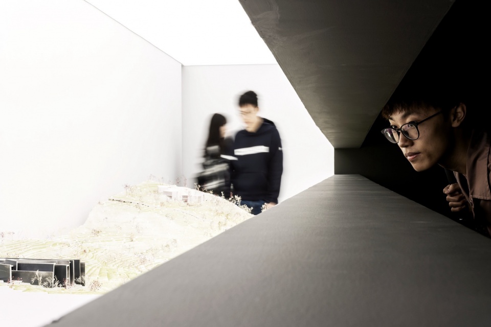 The opening connects two opposite space and architecture models ©Chenxi Wei