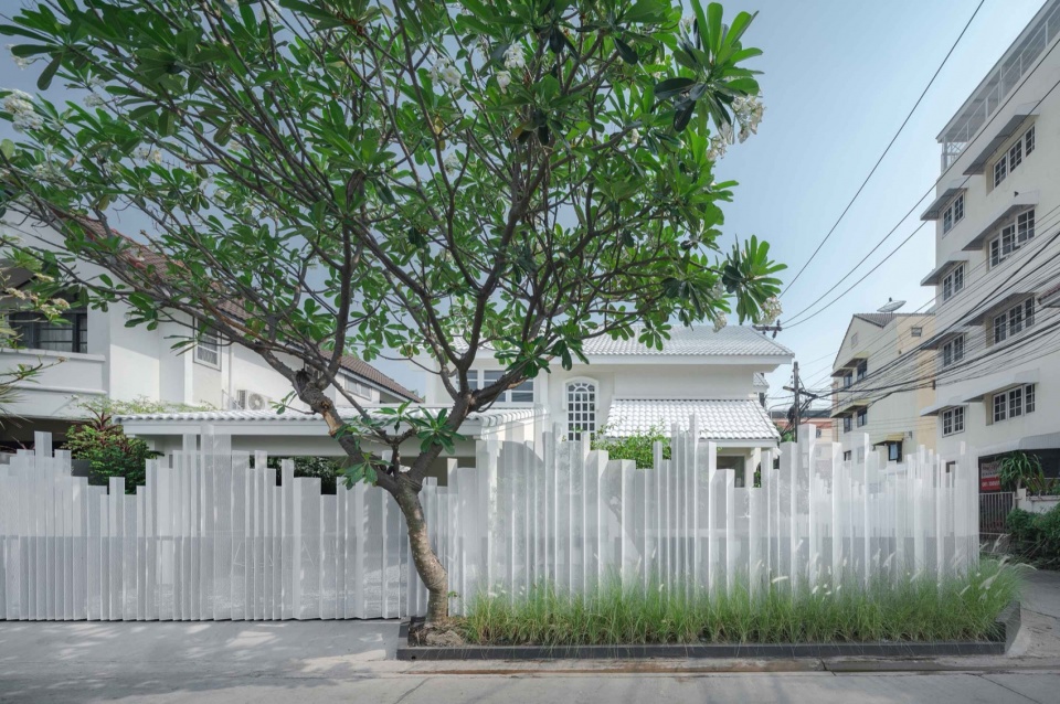 The continuous transparency façade creates a friendly interface for the Bangkok community ©Panoramic Studio