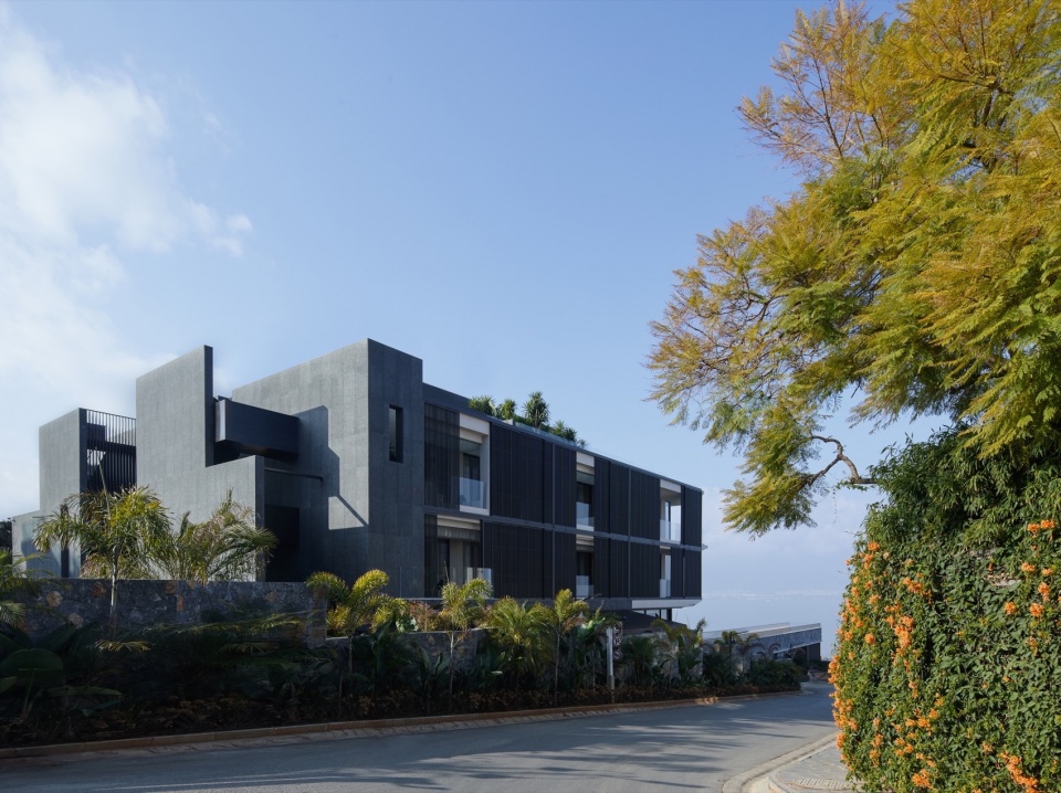改造后的建筑东北立面日景,余几