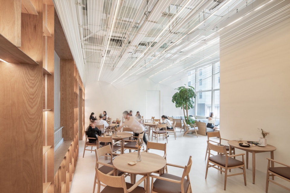 Functions of bookstore coffee afternoon tea bar and restaurant under the same big roof © Yu Bai 8zu