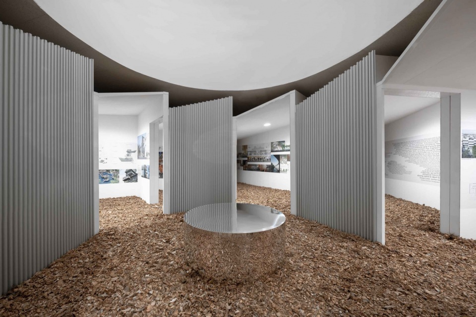 The volumes wrap around the atrium ©Ketsiree Wongwan