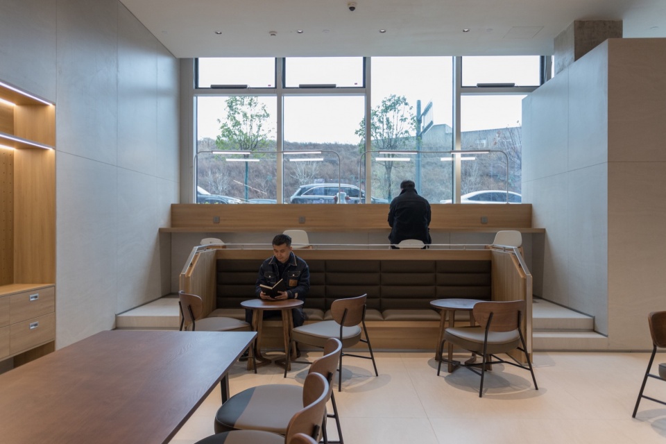 吧台和阅读区,bar counter and reading are ©何开焰