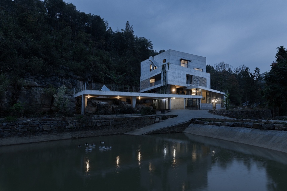 沿湖夜景©直译 house shiyangshan no 1