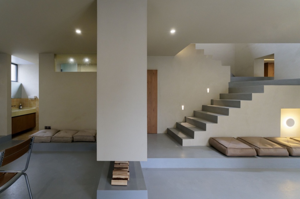 被划分的客厅(右)与书房(左) shared home in yucun