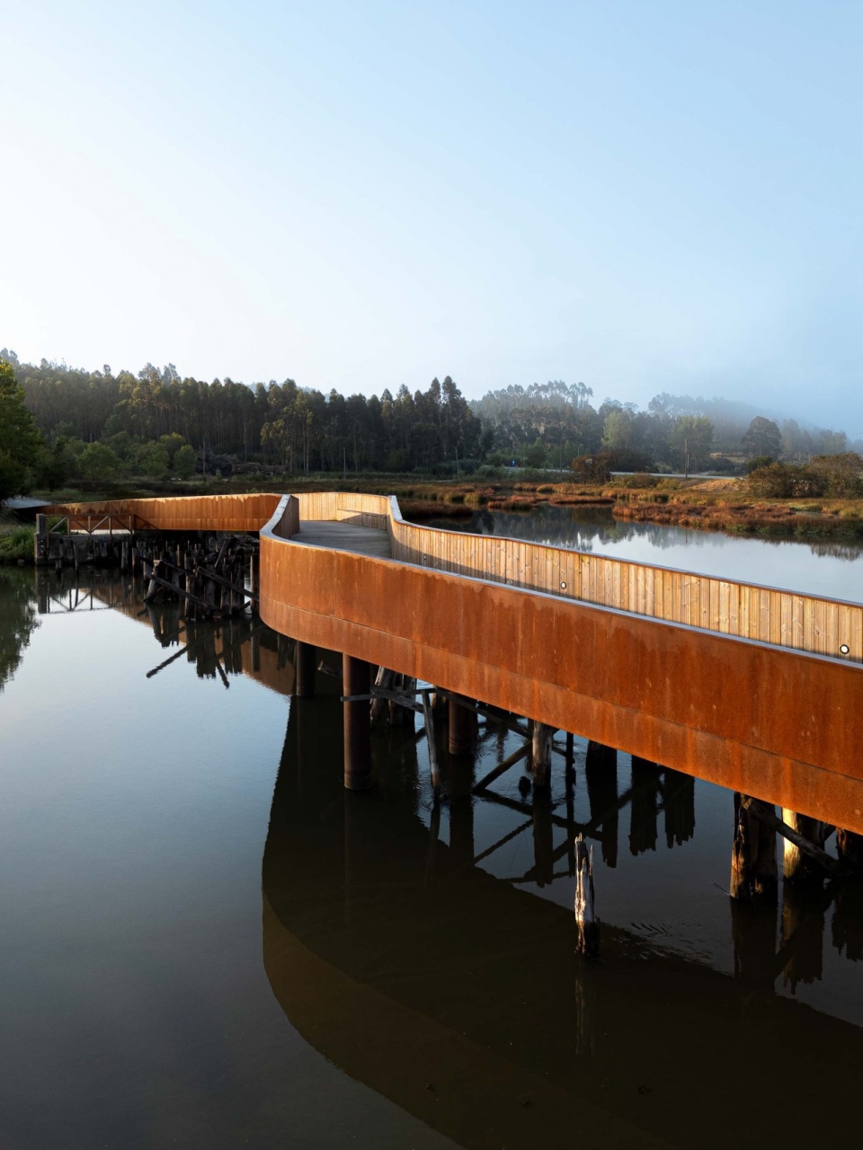 Pedestrian and Cycling Crossing Over the Fareja Bridge by Romulo Neto Arquitetos