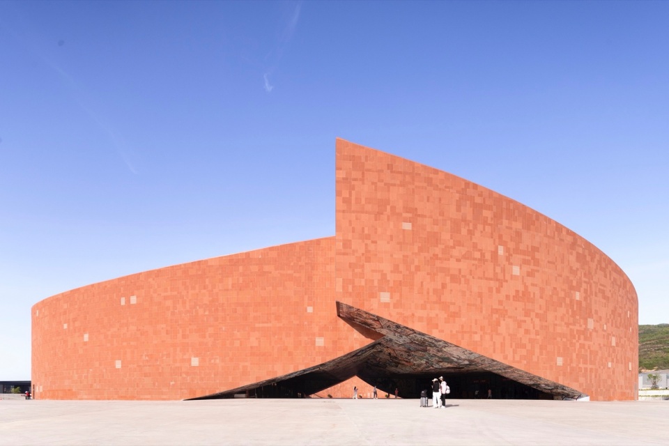 Maiji Mountain Visitor Center by ZXD Architects BIAD