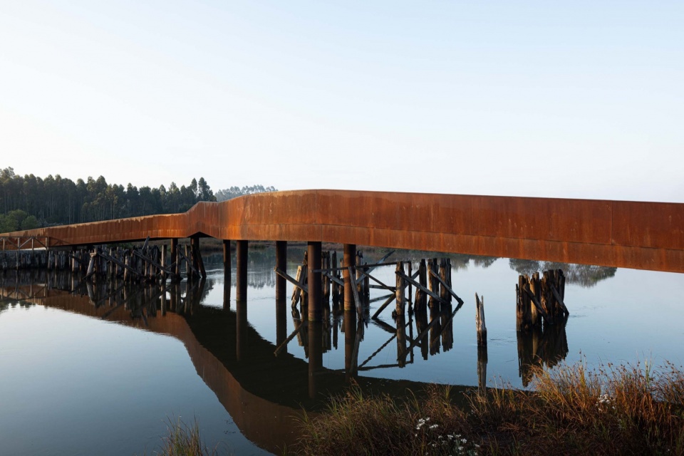 Pedestrian and Cycling Crossing Over the Fareja Bridge by Romulo Neto Arquitetos
