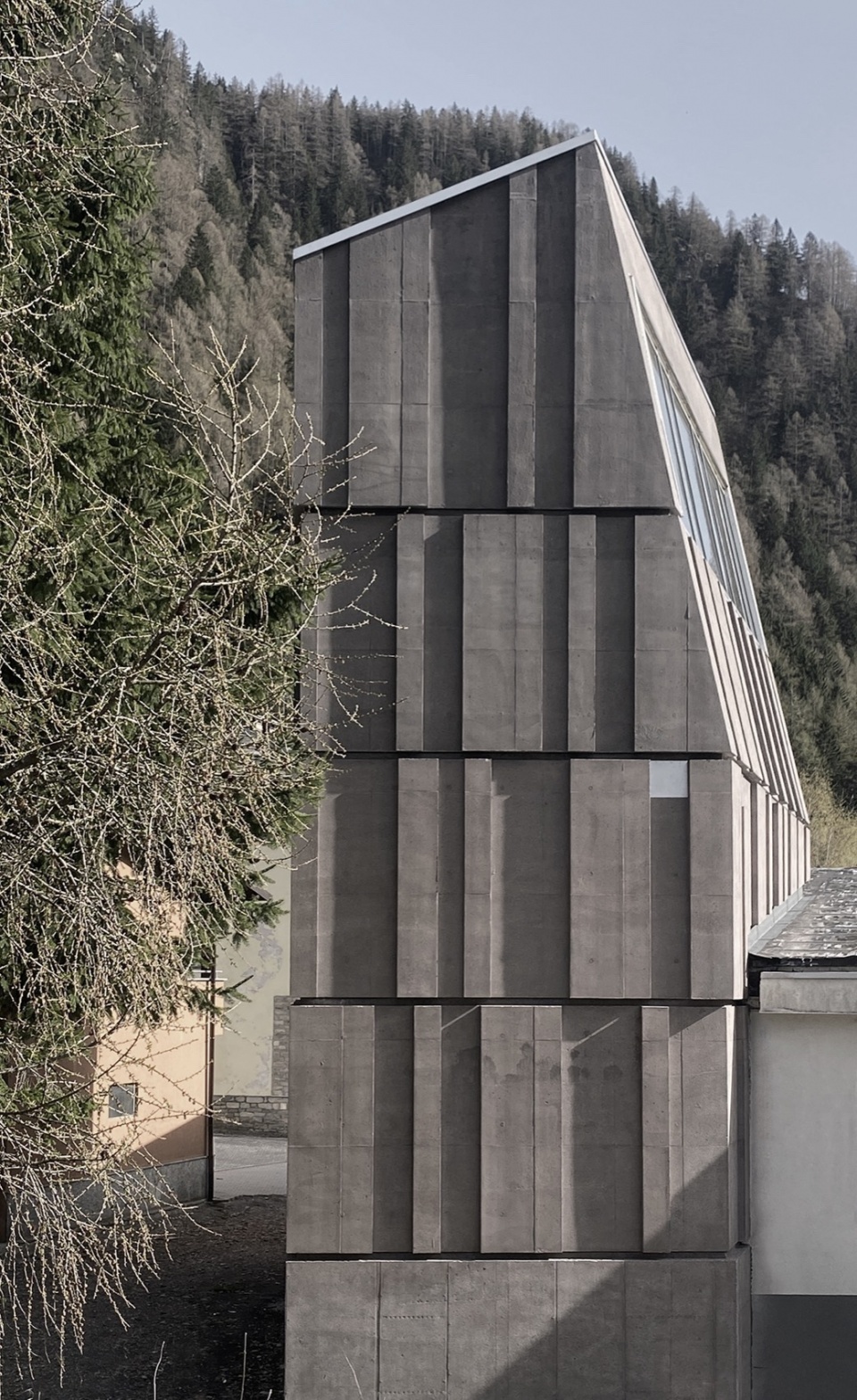 Spluga Climbing Gym by ES arch