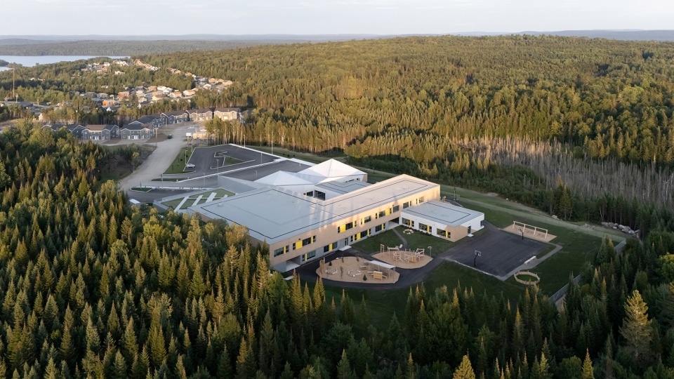 new manawan awacak okiskinohamatowikamikowaw elementary school by ccm2 architectes bb architecture design inc