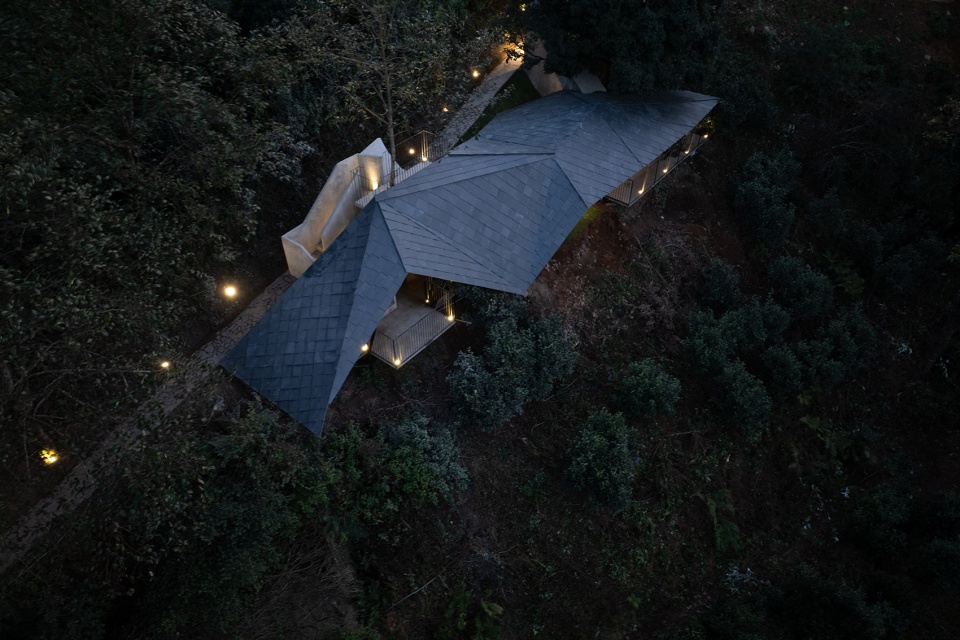scenic restroom in dali wuliang mountain by kongxiangwei studio