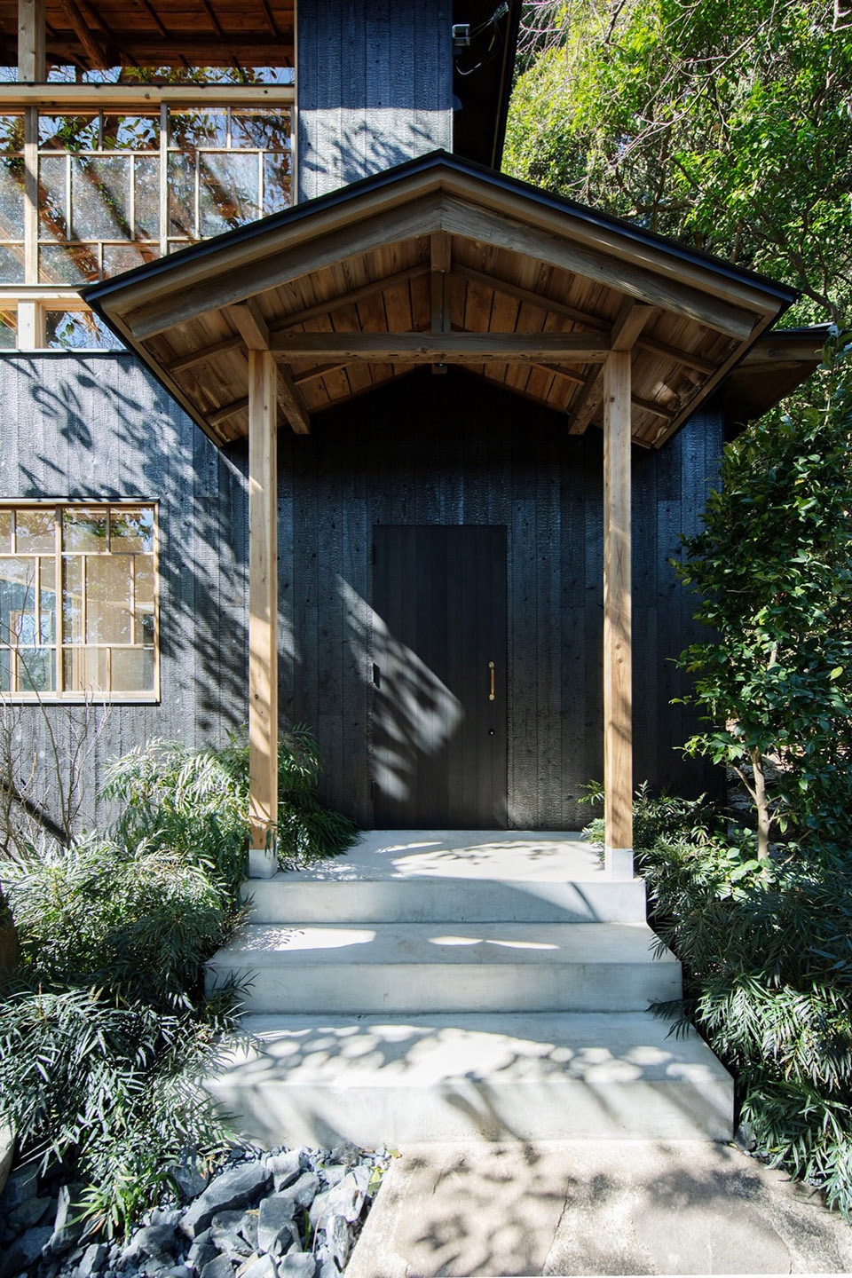 Atelier in Kamakura by YUJI OKITSU