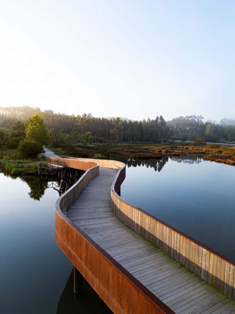 Pedestrian and Cycling Crossing Over the Fareja Bridge by Romulo Neto Arquitetos