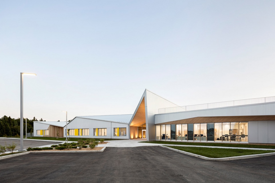 new manawan awacak okiskinohamatowikamikowaw elementary school by ccm2 architectes bb architecture design inc