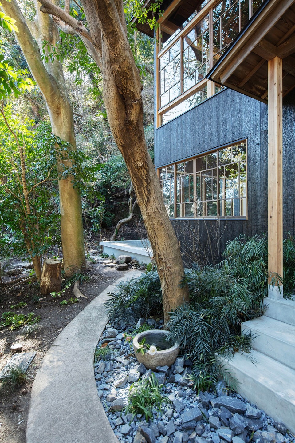 Atelier in Kamakura by YUJI OKITSU