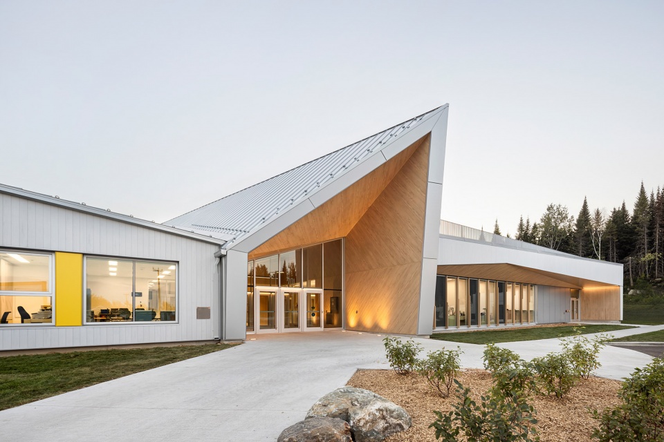 new manawan awacak okiskinohamatowikamikowaw elementary school by ccm2 architectes bb architecture design inc