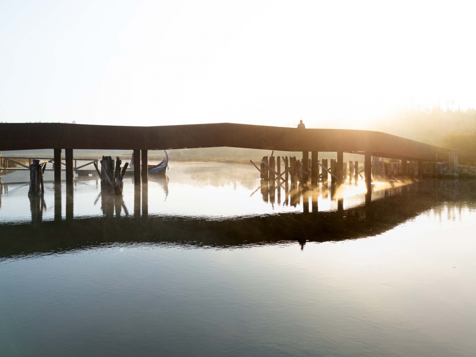 Pedestrian and Cycling Crossing Over the Fareja Bridge by Romulo Neto Arquitetos