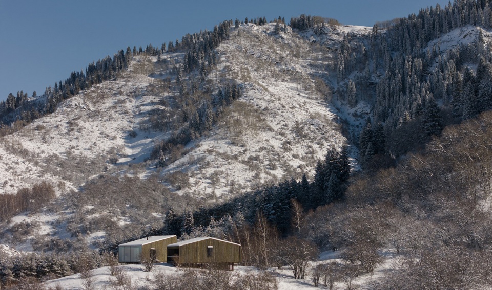 aum cabins amid mountainscape in kazakhstan by arthur kariev architects