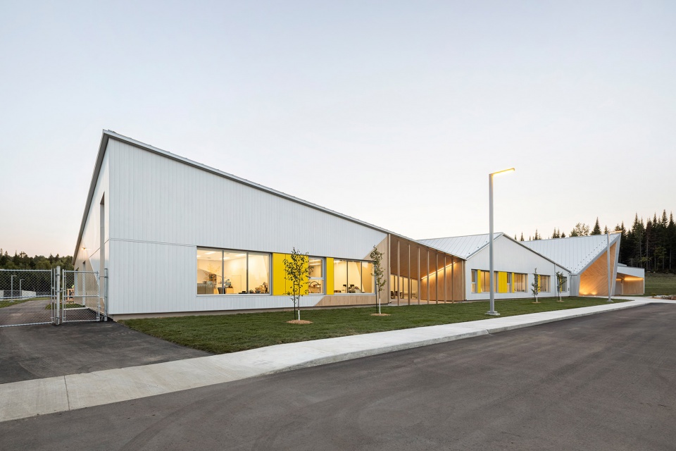 new manawan awacak okiskinohamatowikamikowaw elementary school by ccm2 architectes bb architecture design inc