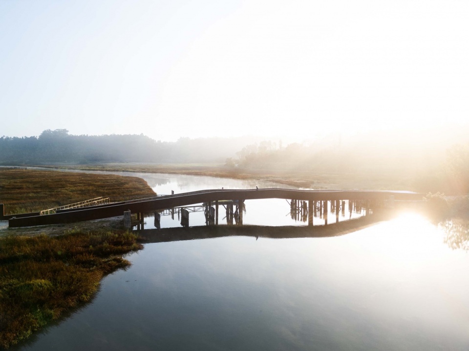 Pedestrian and Cycling Crossing Over the Fareja Bridge by Romulo Neto Arquitetos
