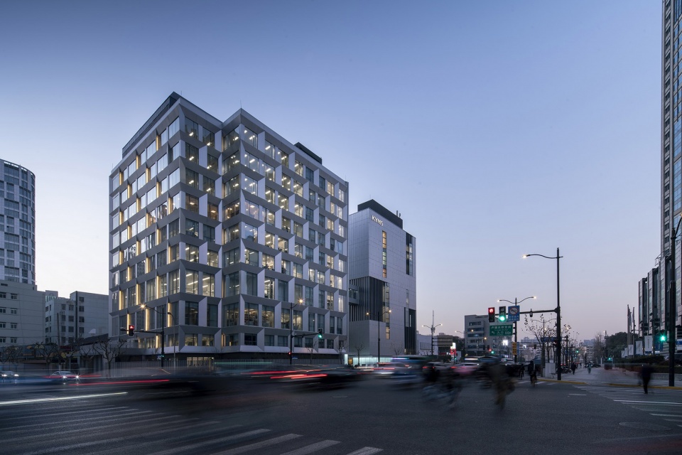 kms technology center by atelier archmixing