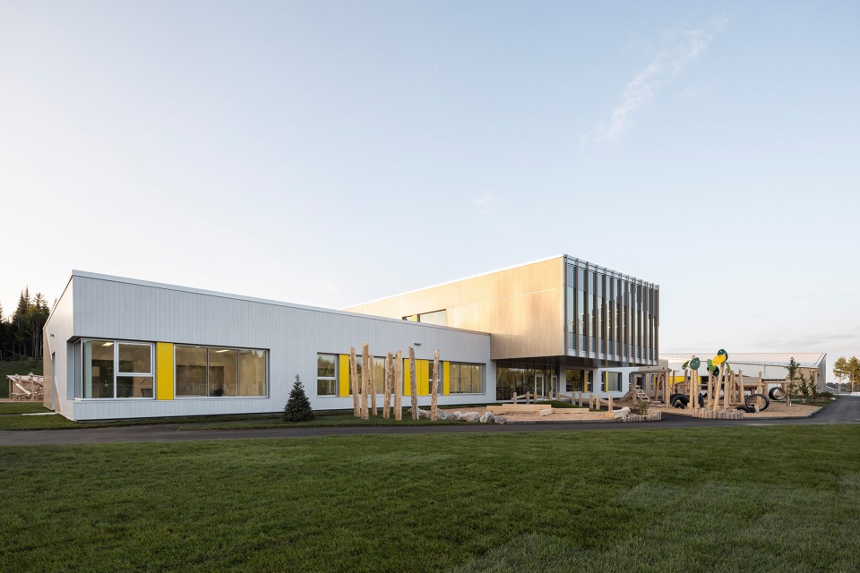 new manawan awacak okiskinohamatowikamikowaw elementary school by ccm2 architectes bb architecture design inc