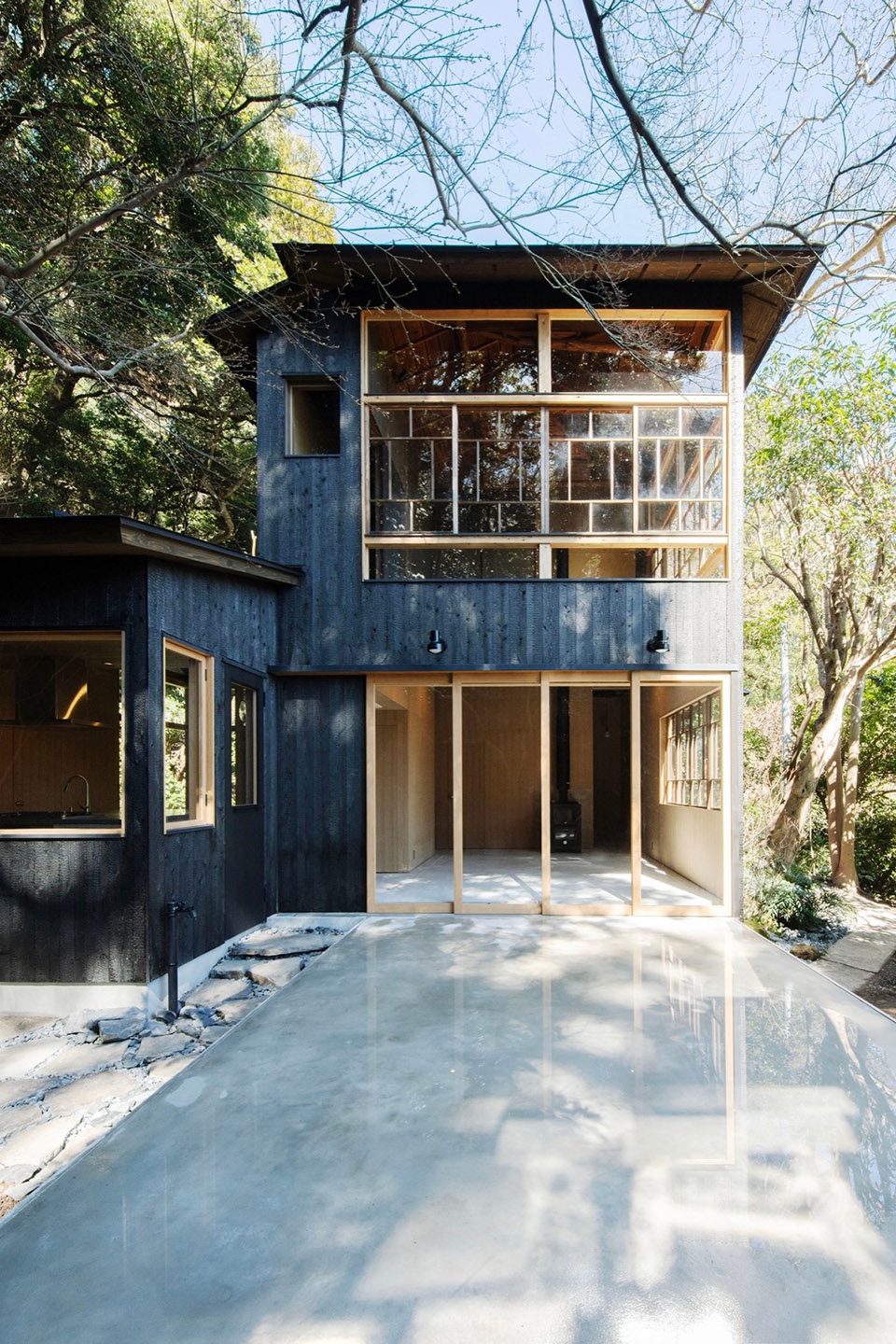 Atelier in Kamakura by YUJI OKITSU