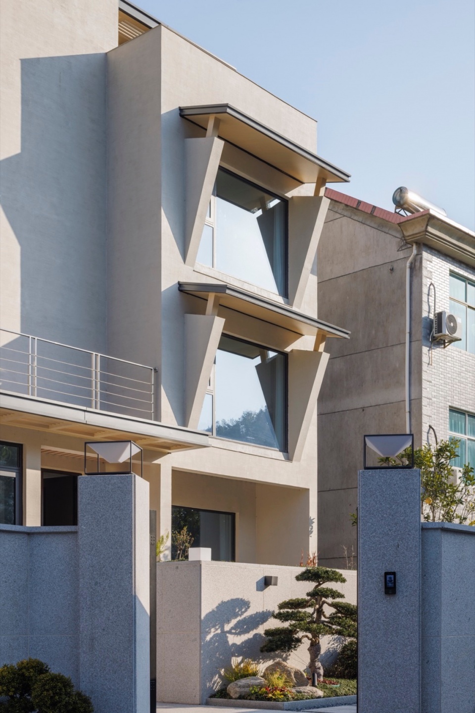 Courtyard House by TEDO