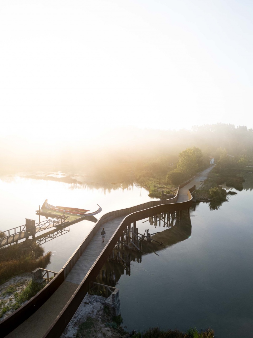 Pedestrian and Cycling Crossing Over the Fareja Bridge by Romulo Neto Arquitetos