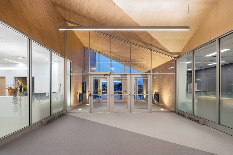 new manawan awacak okiskinohamatowikamikowaw elementary school by ccm2 architectes bb architecture design inc