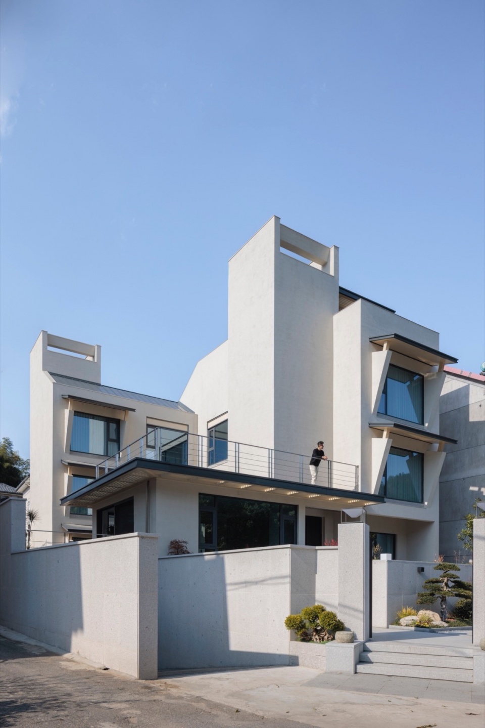Courtyard House by TEDO