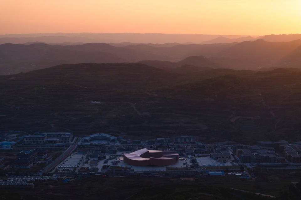 麦积山游客服务中心，天水/ 朱小地工作室+ 北京市建筑设计研究院- 谷德