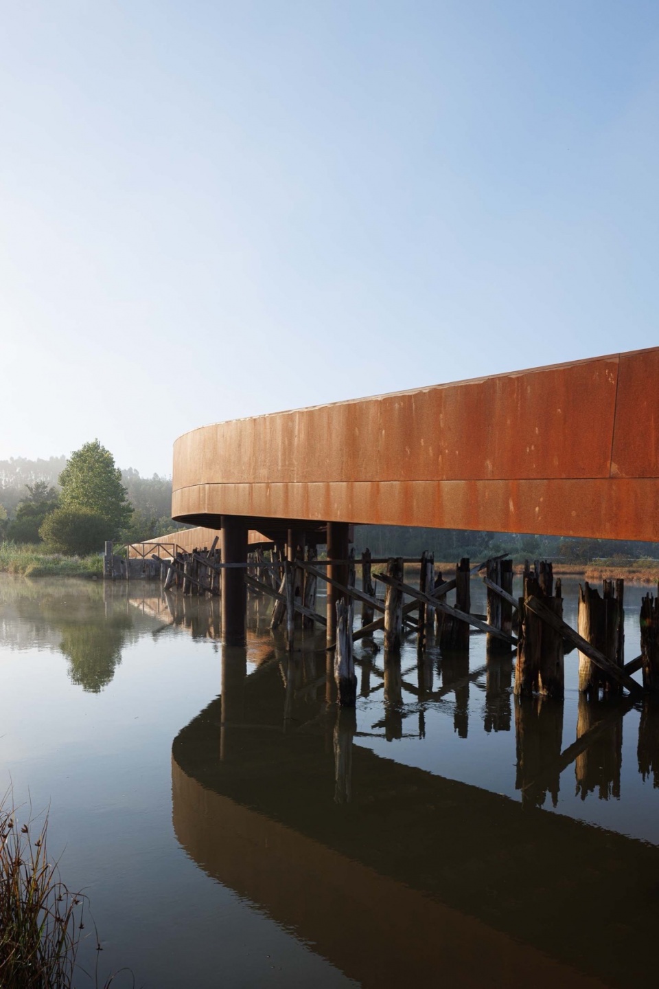 Pedestrian and Cycling Crossing Over the Fareja Bridge by Romulo Neto Arquitetos