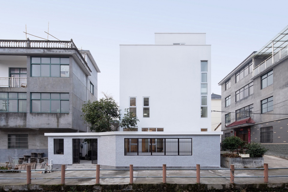 Tiny atrium house RayEmilio studio