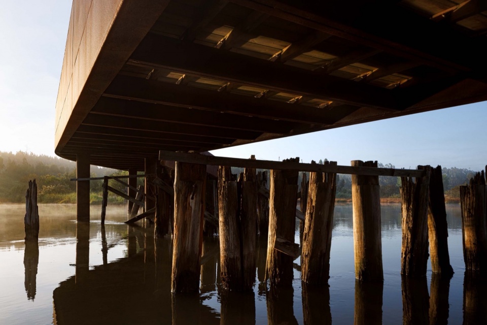 Pedestrian and Cycling Crossing Over the Fareja Bridge by Romulo Neto Arquitetos