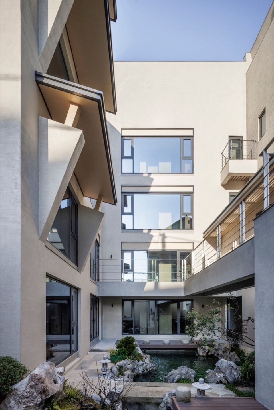 Courtyard House by TEDO