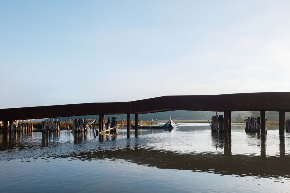 Pedestrian and Cycling Crossing Over the Fareja Bridge by Romulo Neto Arquitetos