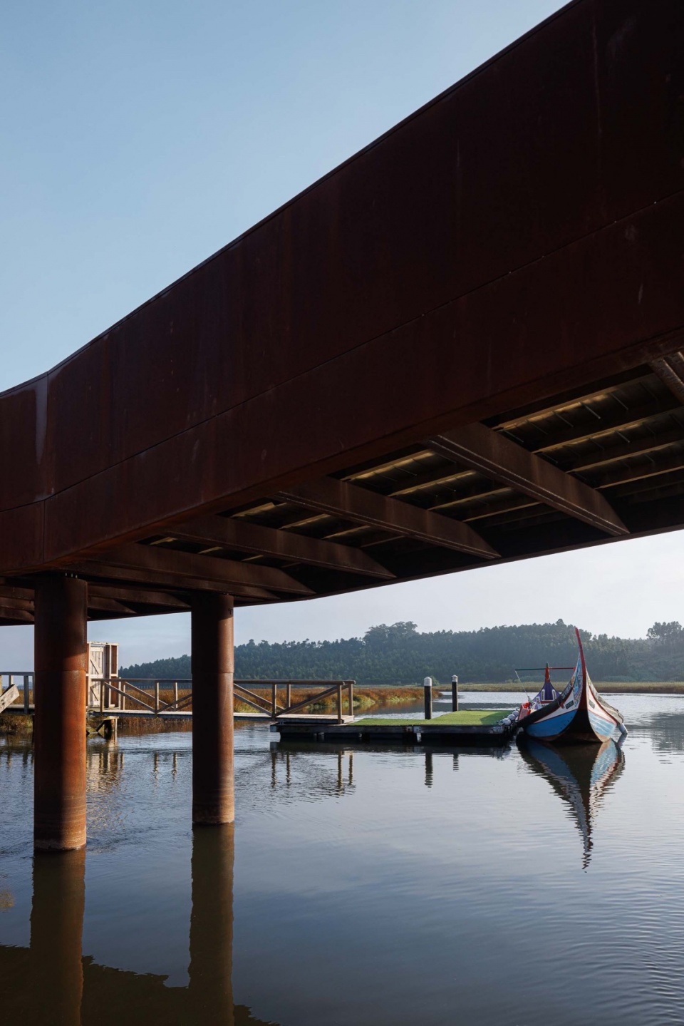 Pedestrian and Cycling Crossing Over the Fareja Bridge by Romulo Neto Arquitetos