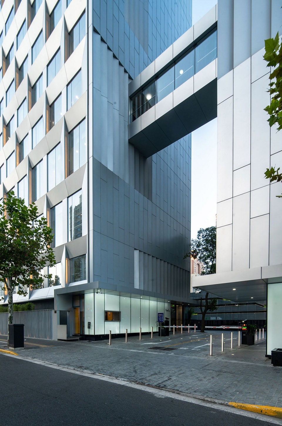 kms technology center by atelier archmixing