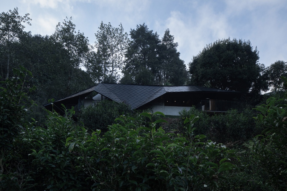 scenic restroom in dali wuliang mountain by kongxiangwei studio