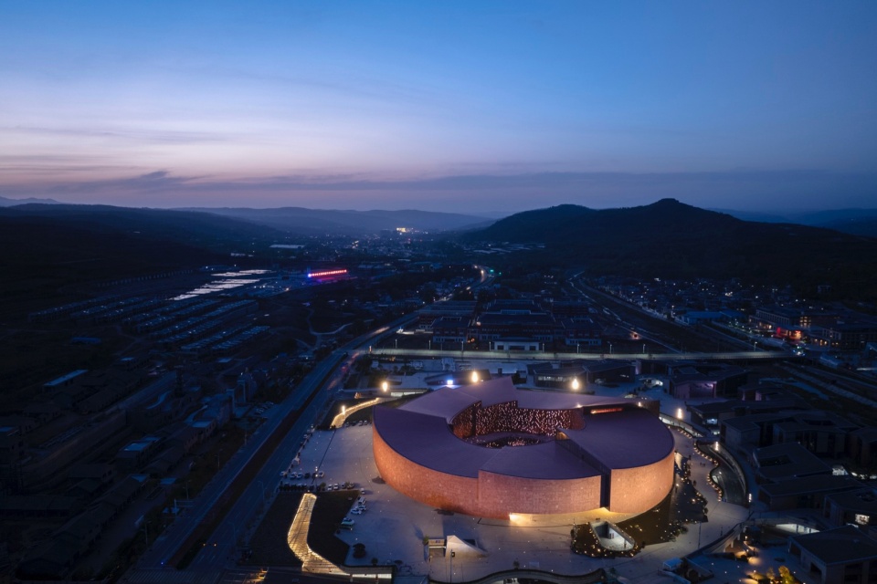 Maiji Mountain Visitor Center by ZXD Architects BIAD