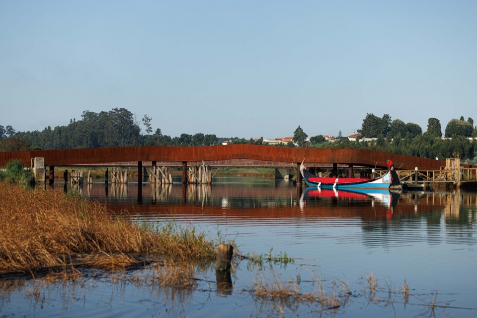 Pedestrian and Cycling Crossing Over the Fareja Bridge by Romulo Neto Arquitetos
